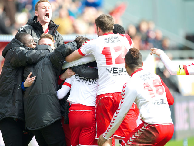 FC Utrecht pakt de eerste overwinning van 2014. De manier waarop FC Groningen wordt verslagen: Johan Mårtensson schiet in de slotminuut raak en wordt hier bedolven onder juichende ploeggenoten.