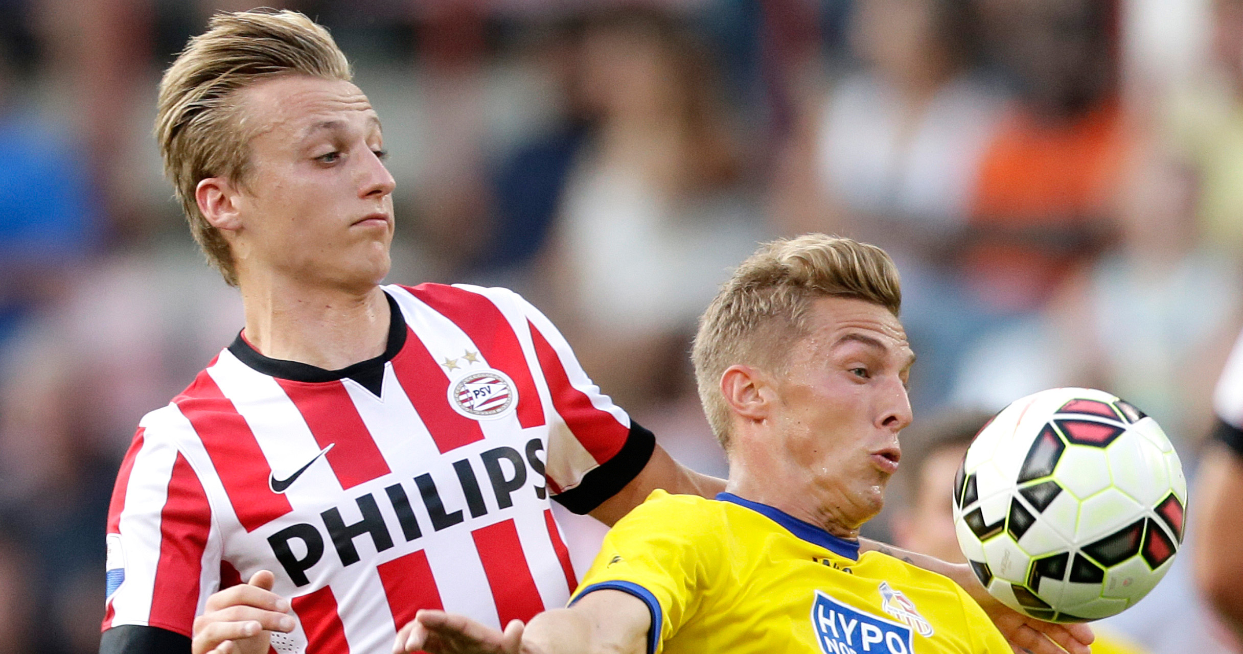 Een bijzonder duel voor PSV-middenvelder Marcel Ritzmaier (links). De Oostenrijker speelde donderdagavond tegen zijn landgenoten.