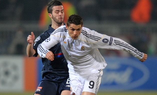 Miralem Pjanic duelleert in het seizoen 2009/10 als speler van Olympique Lyon met Real Madrid-aanvaller Cristiano Ronaldo.