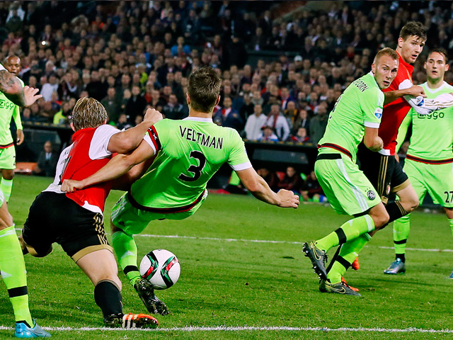 28 oktober 2015: Feyenoord - Ajax 1-0. In 2010 was het nog de finale, dit seizoen treffen Feyenoord en Ajax elkaar al in de derde ronde van het bekertoernooi. Na een moeizame wedstrijd van beide kanten ontploft De Kuip in de slotminuut na een eigen doelpunt van Joël Veltman.