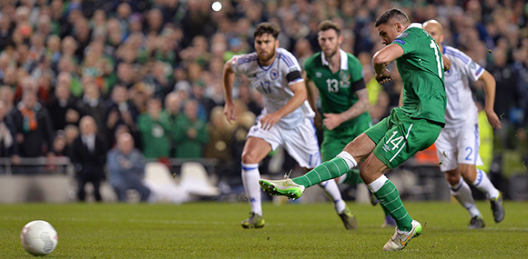 Jonathan Walters blijft koel vanaf de stip en schiet Ierland op voorsprong (1-0).