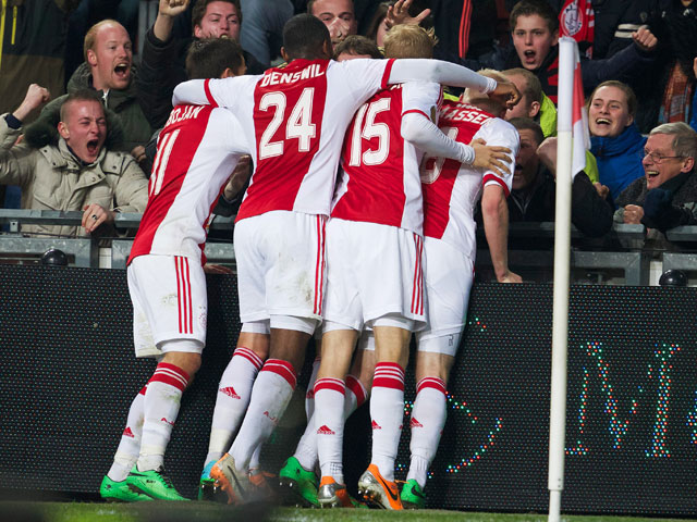 Blijdschap na de 1-1 van Ajax.