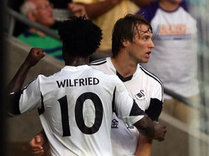 Het aanvalsduo Wilfried Bony en Michu; beide spelers scoorden dit seizoen twee keer.