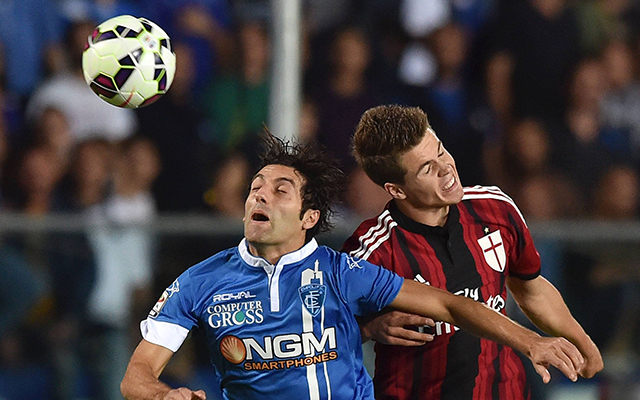 Marco van Ginkel in duel met Daniele Croce van Empoli, in tot nu toe zijn enige competitiewedstrijd namens Milan.