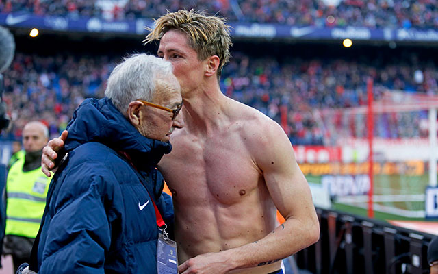 Fernando Torres zoekt zijn ontdekker Manuel Briñas op na zijn honderdste goal voor Atlético Madrid.