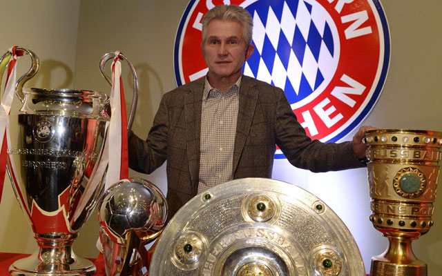 Jupp Heynckes poseert na afloop van vorig seizoen met de vier prijzen die hij met Bayern München won: de Europa Cup I, de Duitse Supercup, de Duitse kampioensschaal en de Duitse beker.