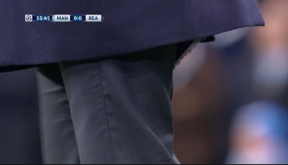 Misschien wel het hoogtepunt van de tweede helft: Real Madrid-trainer Zinedine Zidane die net als in het kwartfinaleduel met VfL Wolfsburg uit zijn broek scheurt.