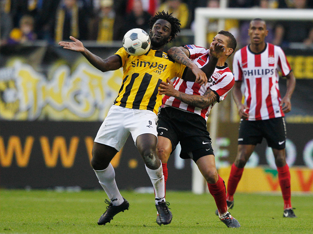23 oktober 2011: Vitesse - PSV 1-1. Wilfried Bony controleert de bal met in zijn rug Wilfred Bouma.