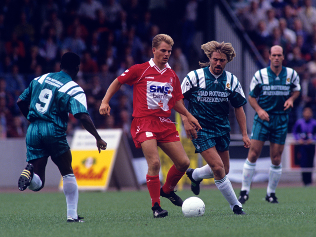 Ronald de Boer (midden) is hier aan de bal in de eerste wedstrijd van zijn tweede seizoen (1992/93) bij FC Twente. John de Wolf jaagt hem op. Bij rust leek er met een 0-1 stand nog weinig aan de hand, maar na rust liep Feyenoord uit naar 0-5, door doelpunten van Jozsèf Kiprich, Peter Bosz en Regi Blinker. Een goede start voor Feyenoord, dat uiteindelijk kampioen zou worden.
