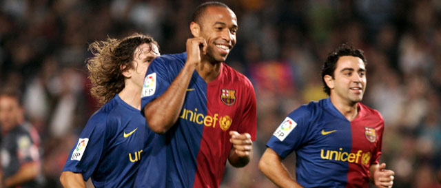 Thiery Henry viert samen met Carles Puyol (achter Henry) en Xavi (rechts) zijn treffer namens Barcelona. 