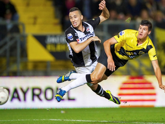 De achttienjarige Stipe Perica neemt in de slotfase tegen Heracles Almelo in de slotfase de winnende goal voor zijn rekening. Op de foto is de Kroatische huurling van Chelsea in duikvlucht vlak voor zijn treffer.