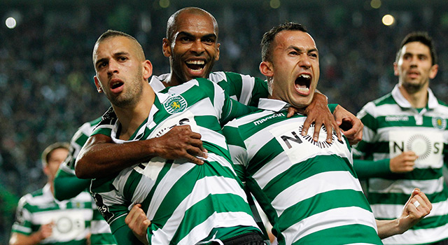 De spelers van Sporting Lissabon bejubelen hun spits Islam Slimani, die op 30 april met twee goals het treffen met FC Porto (1-3) beslist.