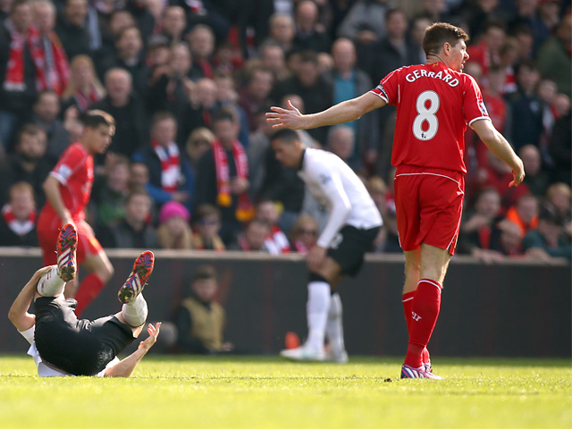 Mede door de rode kaart voor Steven Gerrard won Manchester United vorig seizoen het uitduel met Liverpool met 2-1.