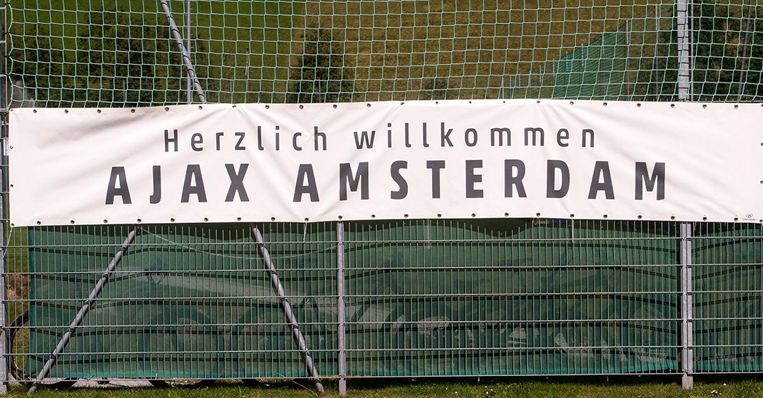 In Oostenrijk zijn ze blij met de komst van Ajax: middels een spandoek worden de Amsterdammers van harte welkom geheten.