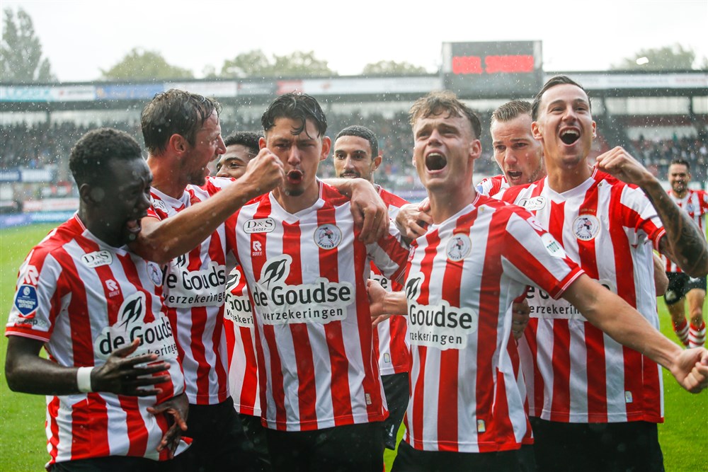 Feest bij Sparta na de winnende goal van Vito van Crooij tegen FC Groningen (2-1). 