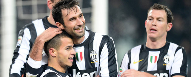 Mirko Vucinic (links) en Stephan Lichtsteiner (rechts) kunnen in tegenstelling tot de wel gewoon fitte Sebastian Giovinco niet in actie komen in de topper tussen Juventus en AC Milan.