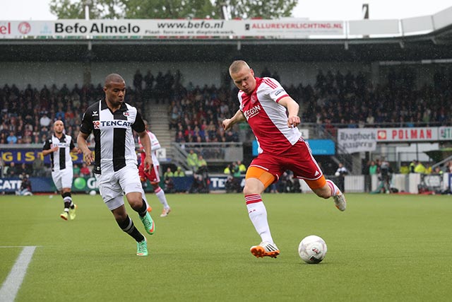 Kolbeinn Sigthórsson in actie voor Ajax op het kunstgras van Heracles Almelo,