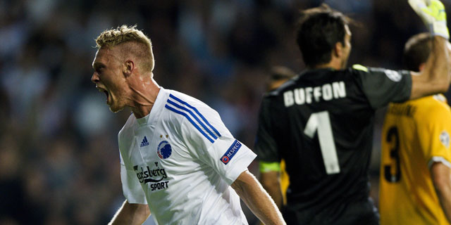 Nicolai Jørgensen is uitzinnig van vreugde nadat hij FC Kopenhagen op voorsprong heeft gezet.