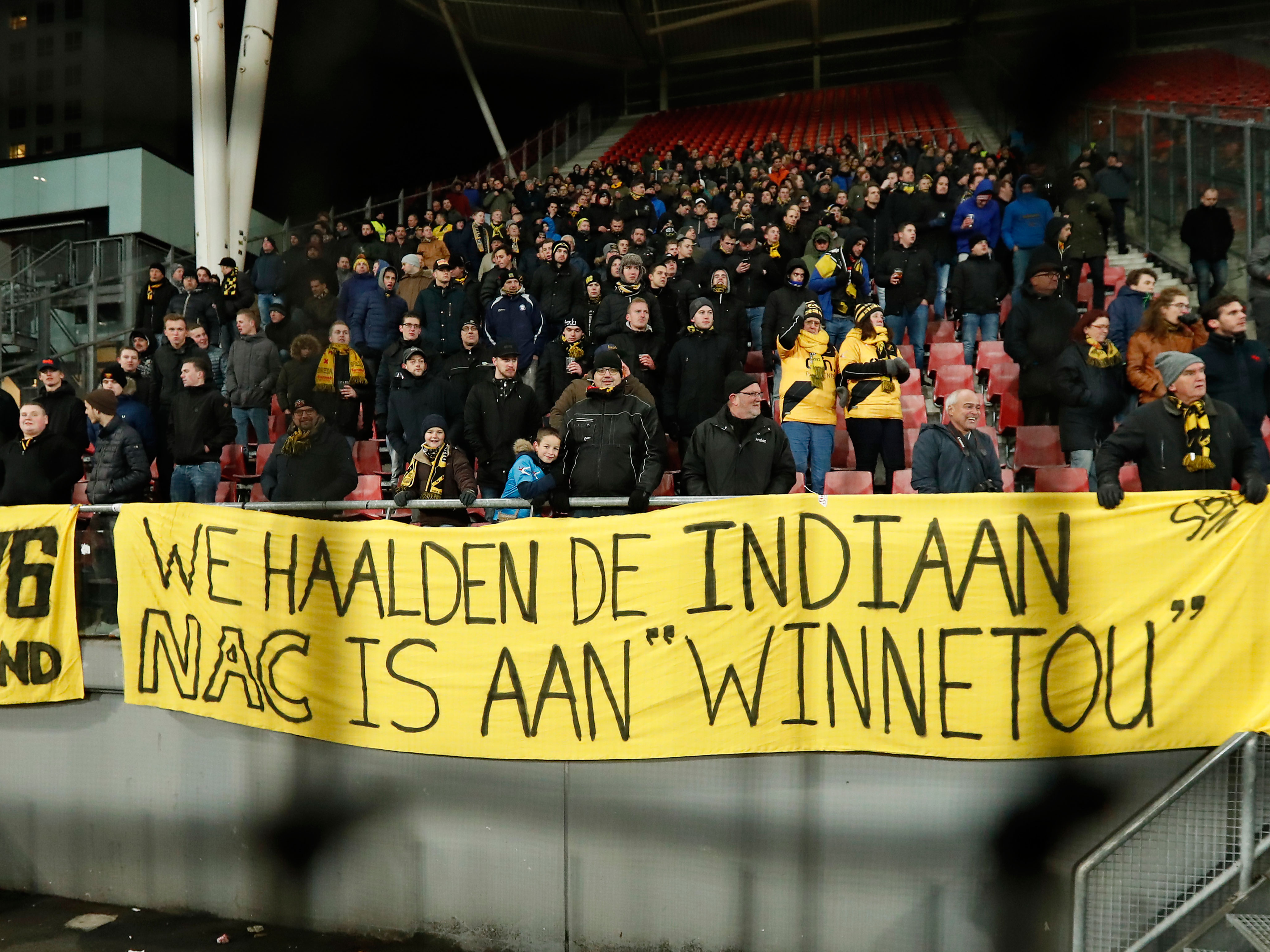 De supporters van NAC Breda heten hun nieuwe trainer Stijn Vreven welkom. 