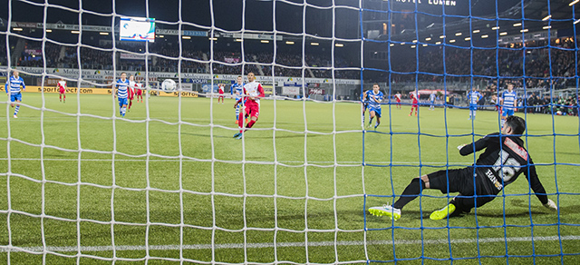 Sébastien Haller benut tegen PEC Zwolle een strafschop in de laatste minuut van de wedstrijd.