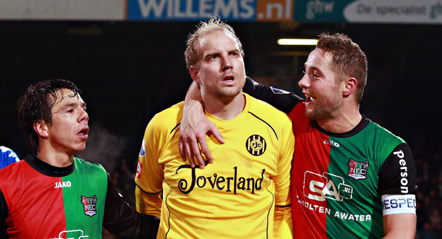 In De Goffert is het feest bij NEC, dat de oude krijger Frank Demouge van tegenstander Roda JC troost probeert te bieden na de pijnlijke 4-3 nederlaag.