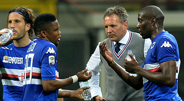 Trainer Sinisa Mihajlovic, hier in overleg met spits Samuel Eto&#039;o, weet nog niet of hij volgend seizoen werkzaam is in Genua.