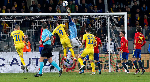 Kritiek of niet, Iker Casillas hield tegen Roemenië voor de achtste keer op rij zijn doel schoon als keeper van Spanje.