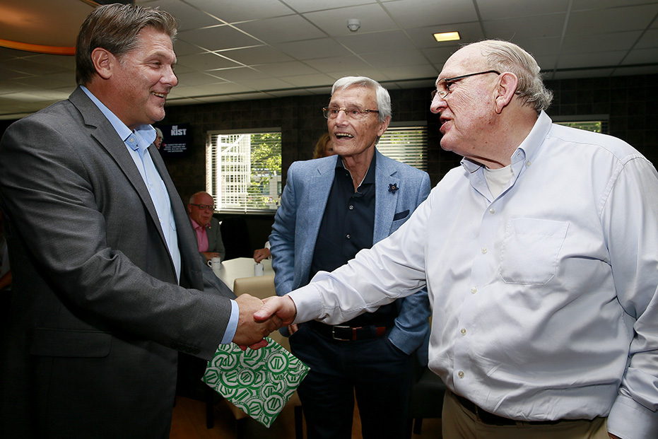 Ook Ben Haverkort en Piet de Visser (midden) bewonderen De Kist.
