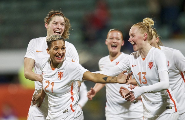 Shanice van der Sanden (tweede van links) viert feest met haar ploeggenoten na het maken van de 1-4 tegen Zwitserland.