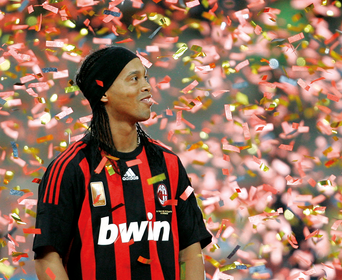 Massaal eerbetoon voor Ronaldinho bij AC Milan.