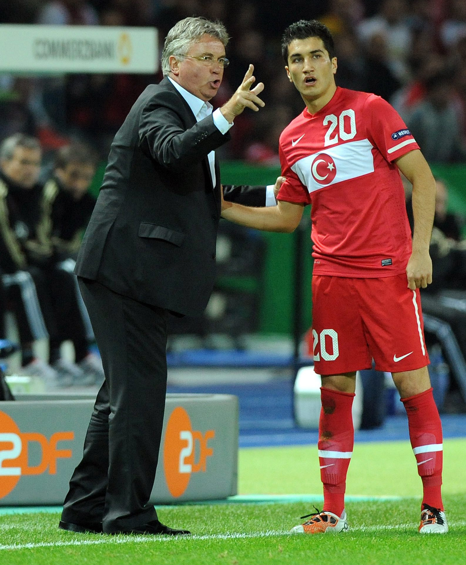 Guus Hiddink, in zijn periode als bondscoach bij Turkije, geeft Nuri Sahin aanwijzingen tijdens het EK-kwalificatieduel met Duitsland (0-3).
