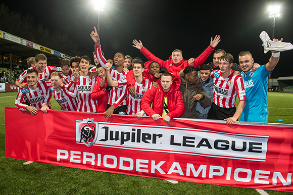 Een week later volgt de eerste prijs. Niet dat het allemaal op eigen kracht gebeurt, want dankzij de uitglijder van NAC Breda op eigen veld tegen Go Ahead Eagles krijgt Sparta de tweede periodetitel in de schoot geworpen.