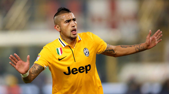 Publiekslieveling Arturo Vidal viert zijn treffer met de fans van Juventus.