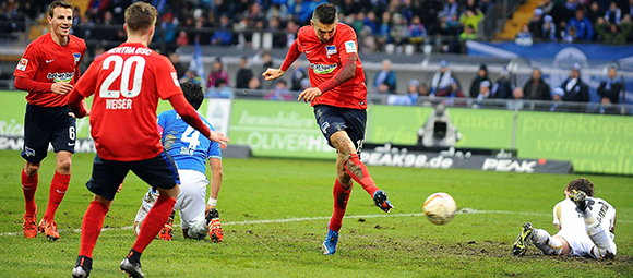 Vedad Ibisevic schiet de 0-1 binnen namens Hertha BSC tegen SV Darmstadt 98.