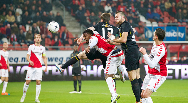 Kenny van der Weg kopt NAC Breda op een 2-3 voorsprong. Het leidde de zevende thuisnederlaag van FC Utrecht in.