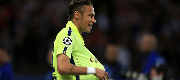 Neymar viert de 0-1 op tegenwoordig populaire wijze. Is ook de Braziliaan aanstaand vader? Scoren deed hij in Parijs in ieder geval.
