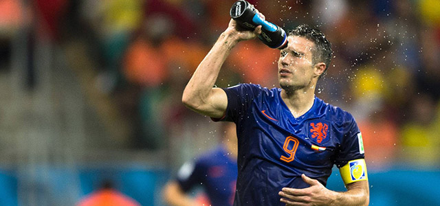Robin van Persie zoekt verkoeling in de hitte van Salvador tijdens Nederland - Spanje op het WK van vorig jaar.