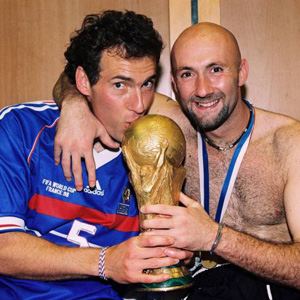 Laurent Blanc en doelman Fabien Barthez na het winnen van het WK &#039;98 in eigen land.
