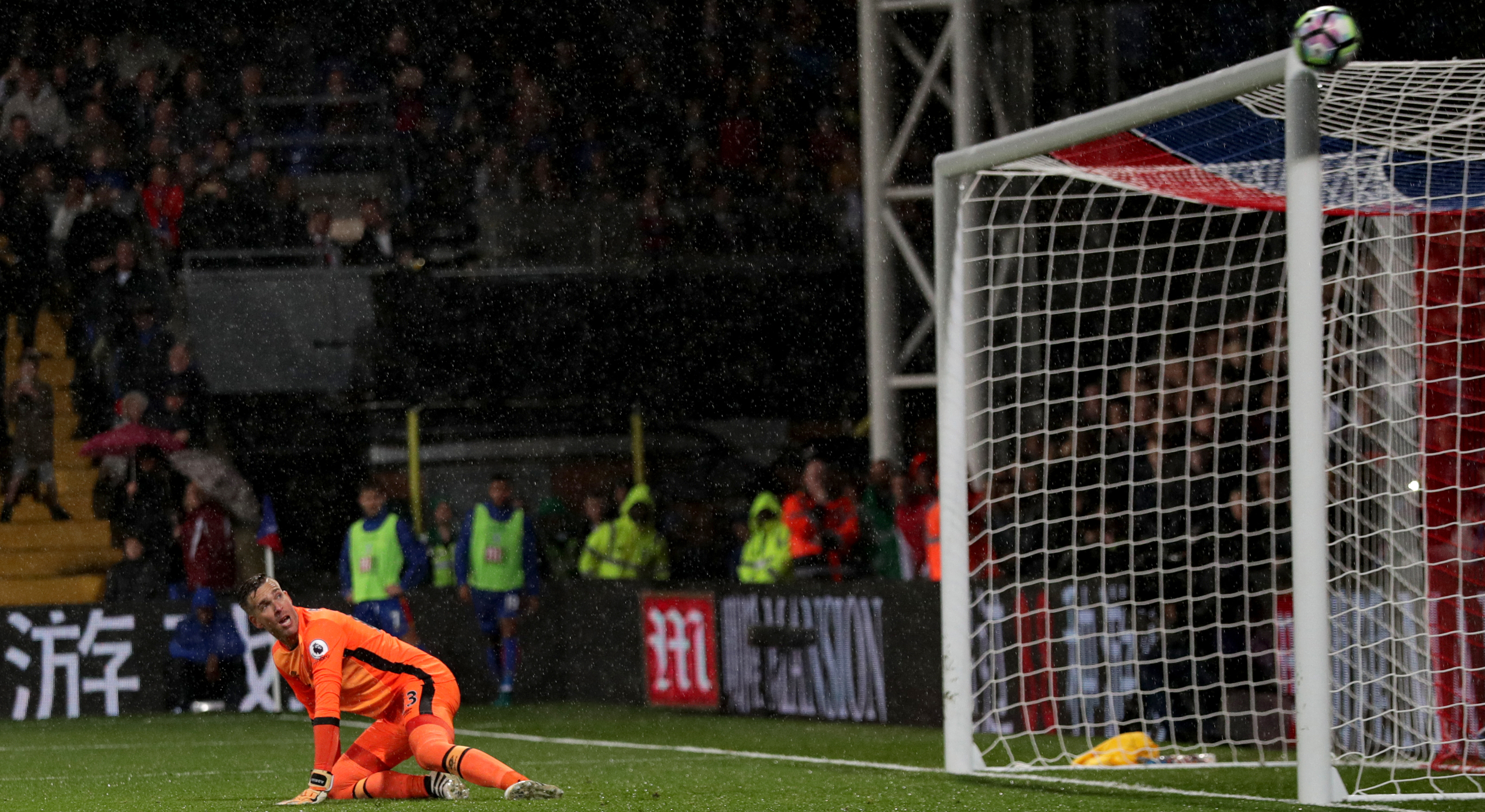 Christian Benteke miste een belangrijke strafschop voor Crystal Palace.