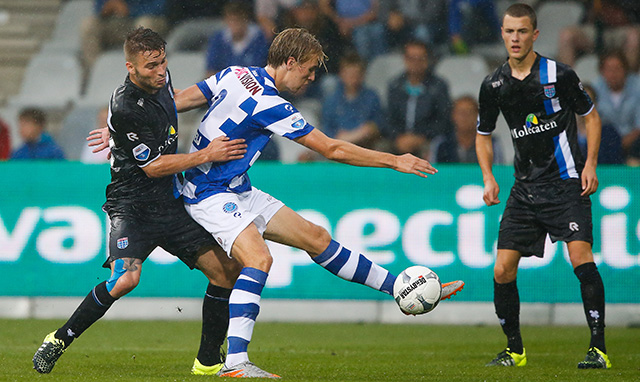 Vincent Vermeij haalt uit namens De Graafschap tegen PEC Zwolle, de aanvaller is de enige Superboer die dit seizoen op vreemde bodem scoorde.