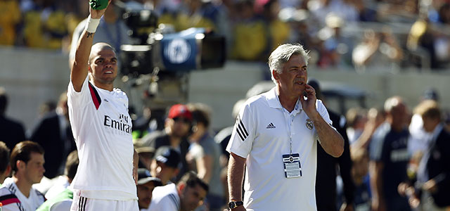 Net als veel andere Europese toptrainers moet Carlo Ancelotti door het WK volop improviseren tijdens de voorbereiding op het nieuwe seizoen.