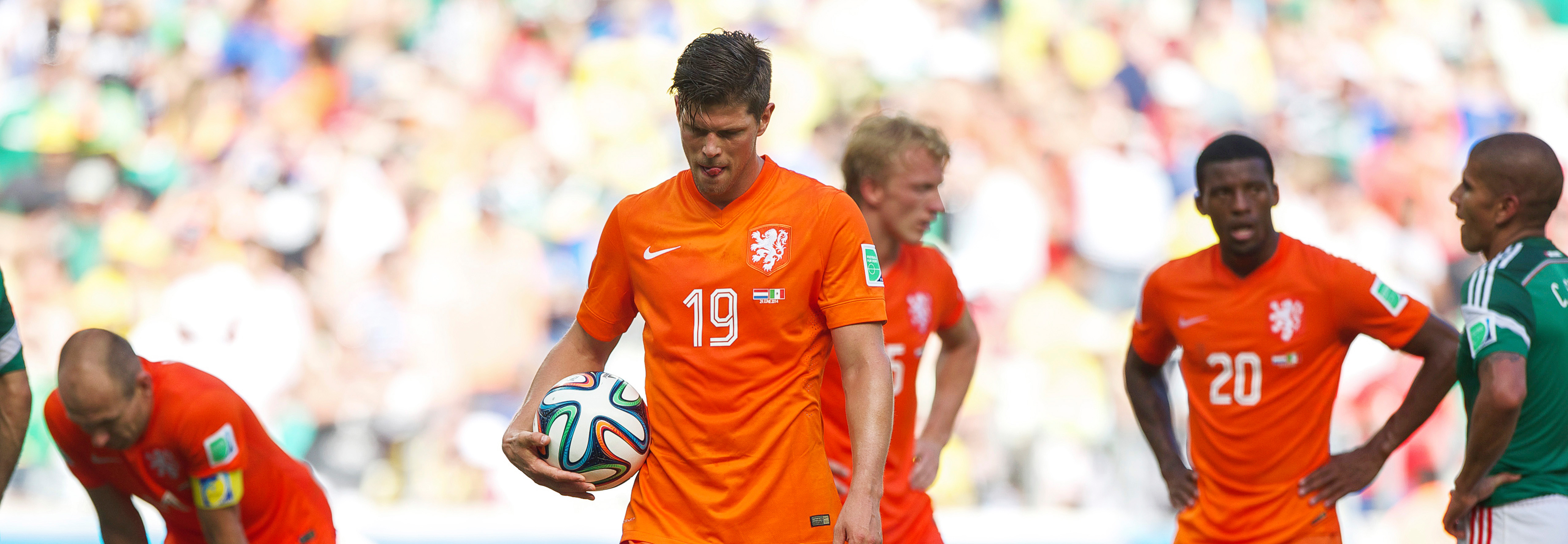 Klaas-Jan Huntelaar maakt zich hier op voor de penalty waarmee hij Mexico naar huis zou sturen.
