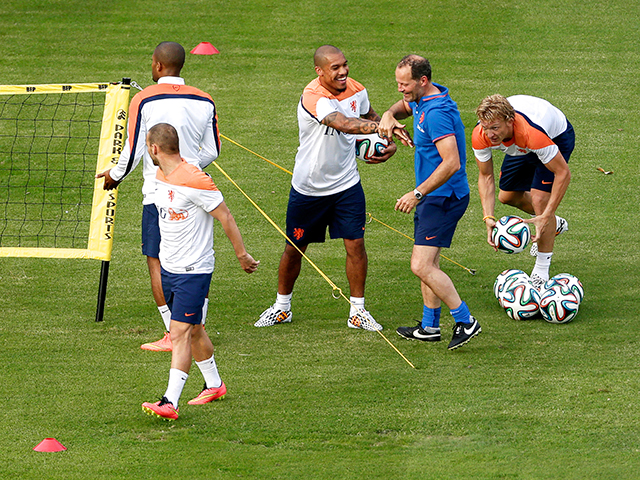 Ook Nigel de Jong dolt wat af, hier met de toekomstige bondscoach Danny Blind, die Guus Hiddink na het EK 2016 opvolgt.