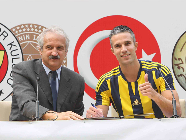 De spits tekent een driejarige verbintenis bij de Turkse topclub.