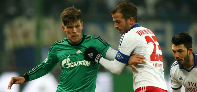 Klaas-Jan Huntelaar en Rafael van der Vaart vechten een duel uit tijdens Hamburger SV - Schalke 04 (0-3).