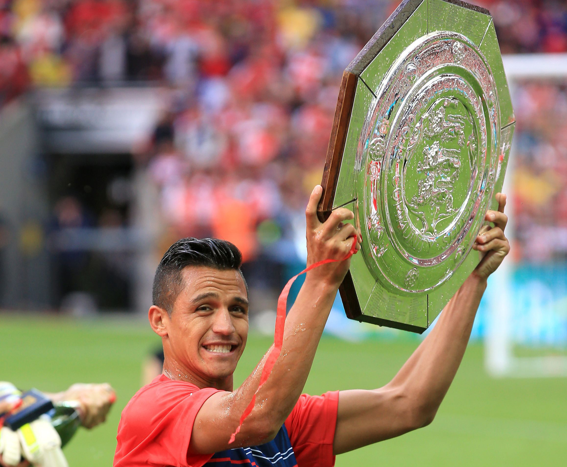 Alexis Sánchez met zijn eerste prijs in dienst van Arsenal: The Community Shield. Gaan er meer volgen?
