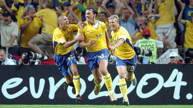 Blije gezichten nadat Ibrahimovic Zweden een punt heeft bezorgd tegen Italië op het EK 2004.