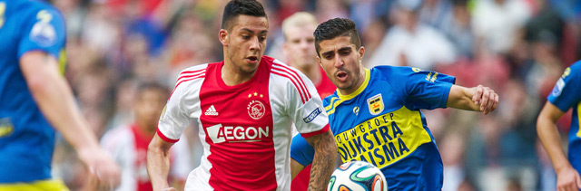 Ricardo Kishna (Ajax) in duel met Mohamed El Makrini.