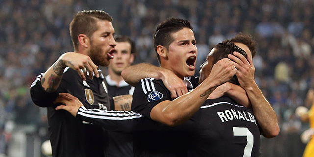 Cristiano Ronaldo wordt bejubeld na zijn gelijkmaker in de heenwedstrijd tegen Juventus.