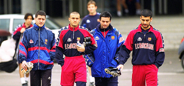 Luis Enrique en Pep Guardiola speelden vijf jaar samen bij Barcelona (1996-2001). Hier lopen ze in 1996/97 naar het trainingsveld samen met doelman Carlos Busquets (links) en José Mourinho, toen nog de tolk van trainer Bobby Robson.